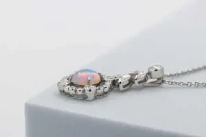 18ct White Gold Opal & Diamond Necklace 4g
